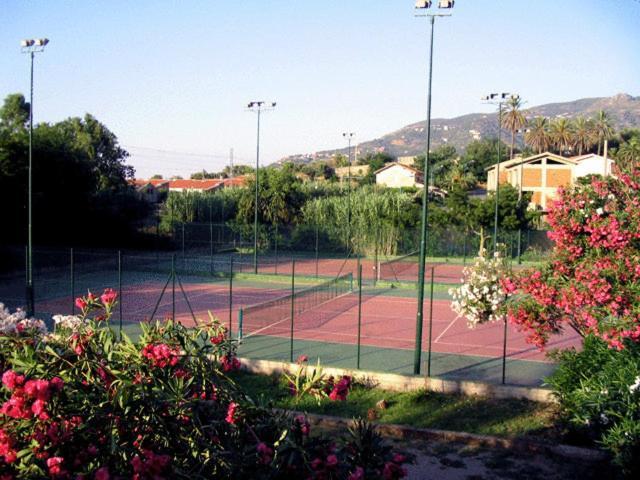 Villaggio Hotel Club Calanovellamare ピラーイノ エクステリア 写真